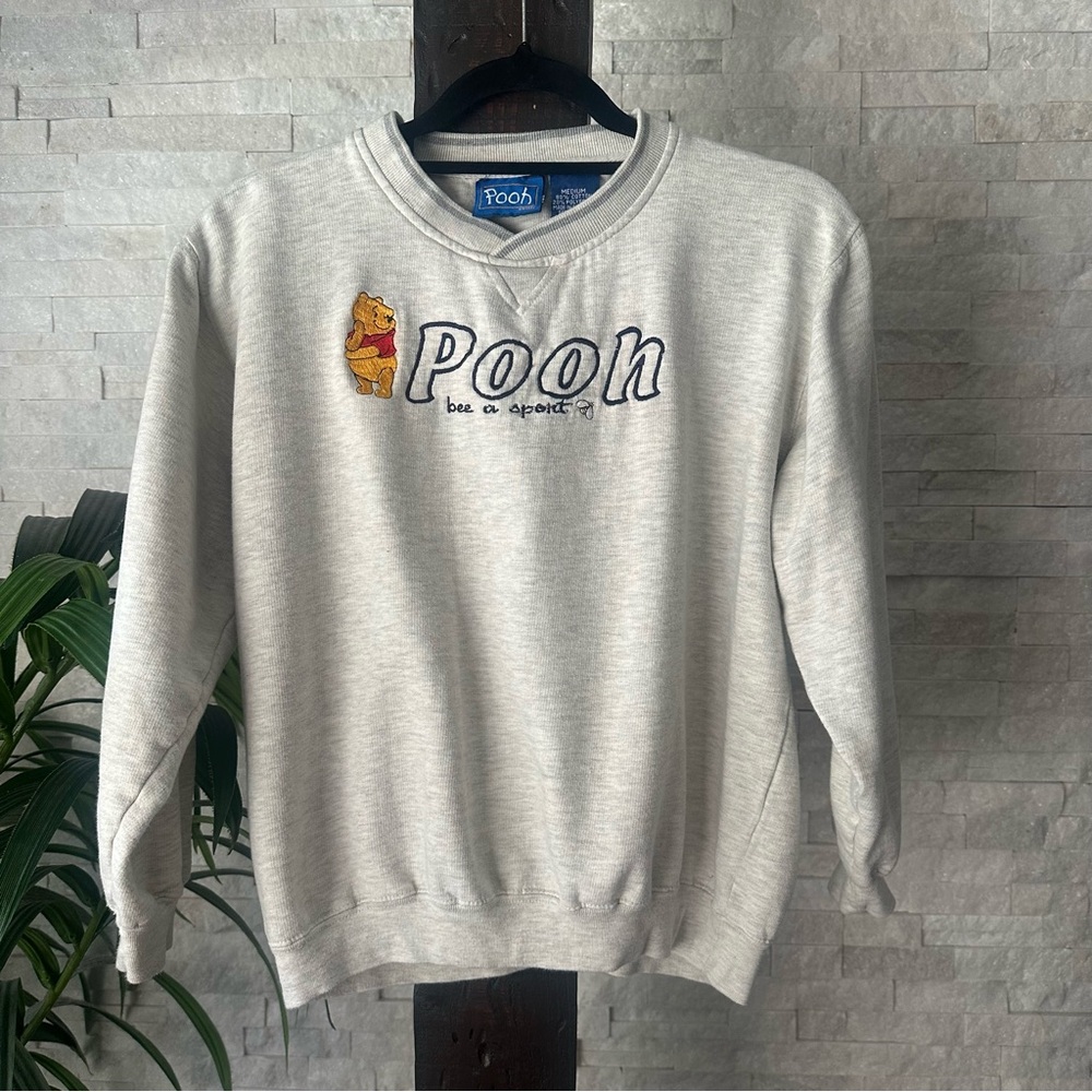 DISNEY “Pooh” “Be A Sport” Grey Kids Embroidered Vintage Sweatshirt Size M